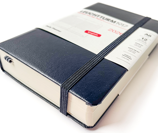 Leuchtturm - agenda 2026 A6 - rigide 1 jour/page - Black