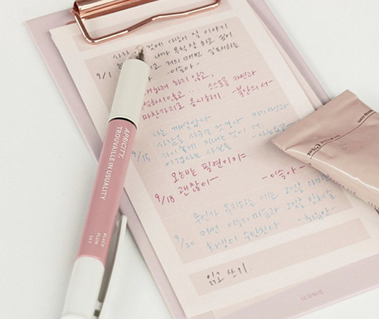 Stylo-bille à 3 couleurs (noir, prune, bleu ciel)