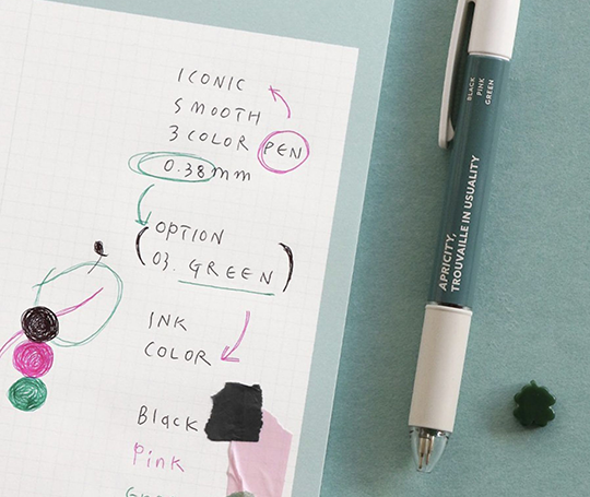 Stylo-bille à 3 couleurs (noir, rose, vert)