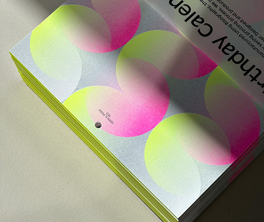 Calendrier d'anniversaires imprimé en risographie