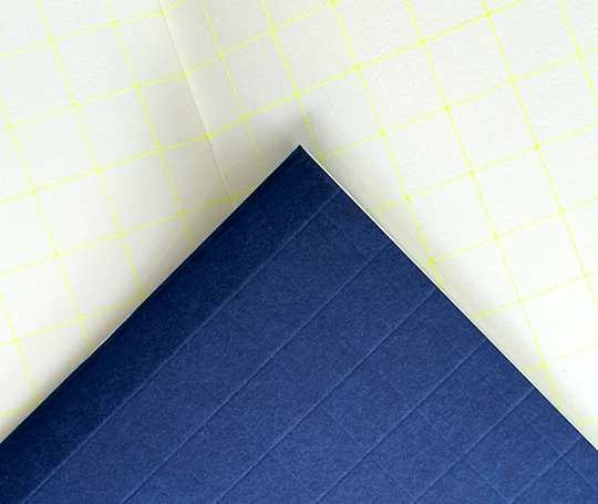 Carnet souple à couverture gaufrée et carreaux fluos - Bleu nuit