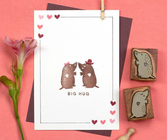 Cachet - Taupe aux yeux fermés