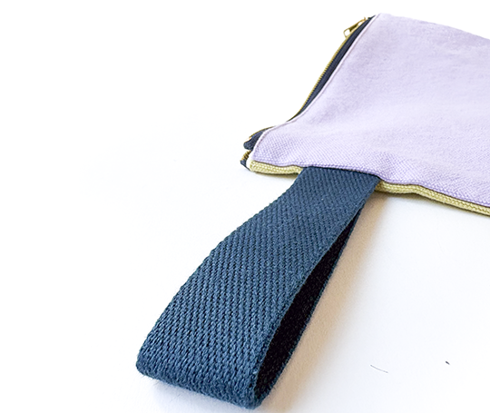 Pochette allongée en coton avec anse pétrole - Lilas Ananas