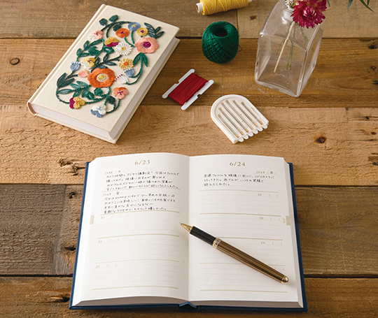 Midori - 5 Year diary brodé d'un motif à fleurs