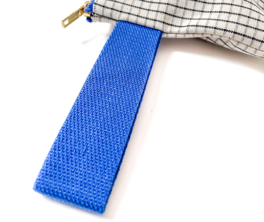 Pochette allongée en coton avec anse bleue - Stylo bleu