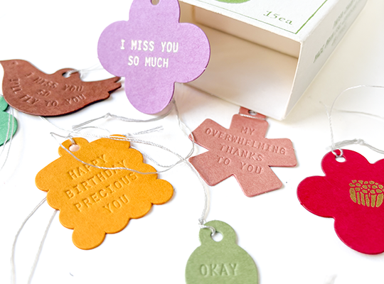 La boîte de charms en papier